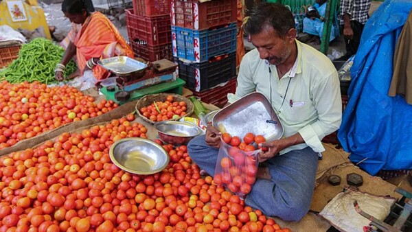인도에서 가격이 5배나 오른 귀한 토마토 /https://www.euronews.com/green/2023/07/12/price-of-tomatoes-soars-400-in-india-as-heatwaves-and-flooding-hit-crops