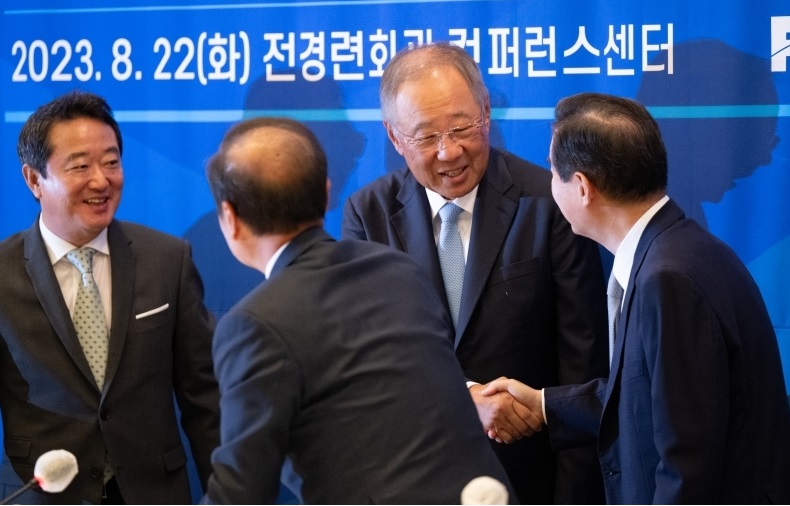 류진 풍산그룹 회장이 지난달 22일 서울 여의도 전경련회관에서 열린 임시총회에 참석해 인사를 나누고 있다. /연합뉴스