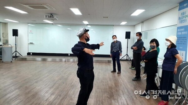 단체 강습에서는 잘하는 사람과 못하는 사람이 같이 존재한다/사진 강신영