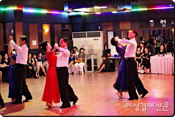 왈츠는 처음에는 배우기 어렵지만, 익히고 나면 춤에 자신이 붙는다. /사진=강신영