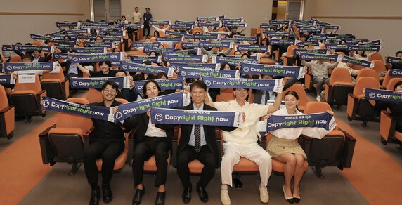 8일 국립중앙박물관에서 열린 한국저작권보호원 주최 대국민 캠페인에서 참석자들이 홍보 캐치프레이즈를 들어 보이고 있다. 맨 앞줄 왼쪽부터 웹툰 닥터 프로스트 이종범 작가, 백성현 배우, 박정렬 저작권보호원장, 유튜버 준오브다샤 부부. /저작권보호원 제공