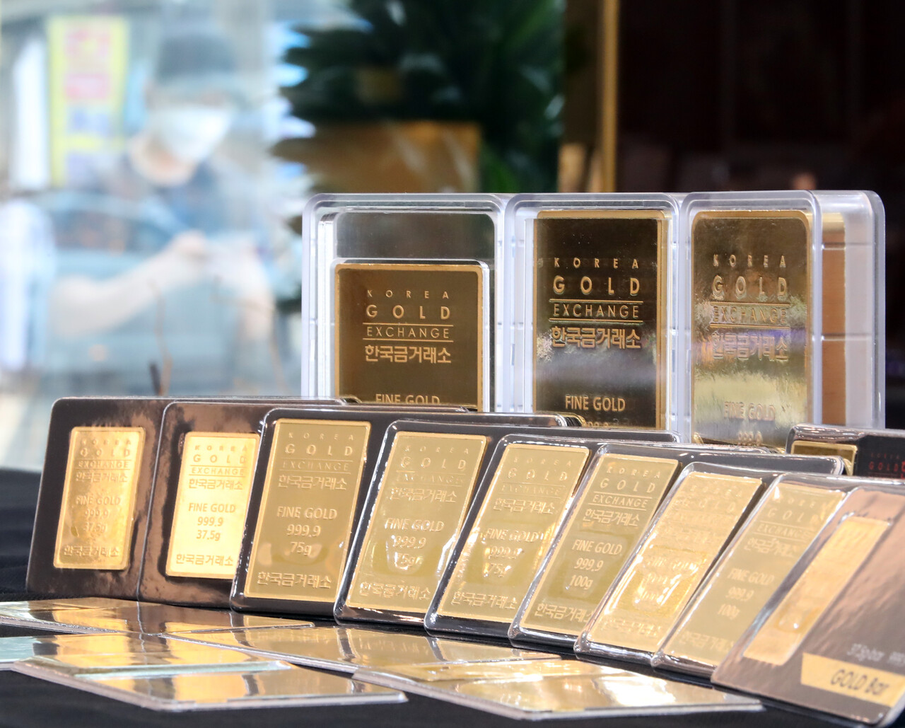 JP모건의 니콜라스 파니기르초글루 전략가에 따르면 비은행권 투자자들(중앙은행 및 민간 투자자)의 금 투자는 골드바, 동전, 실물 금 상장지수펀드(ETF) 등 보유량을 분석한 결과 이같이 나타났다. /연합뉴스