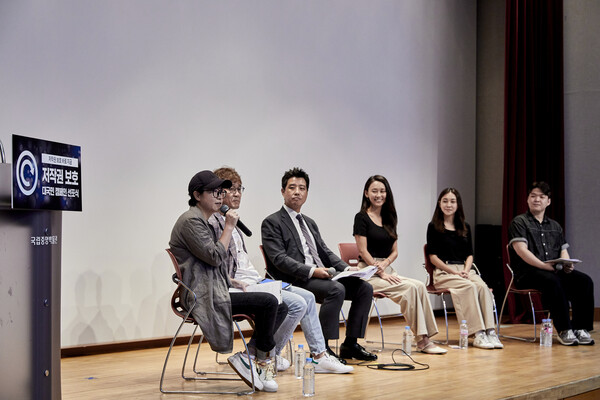 토크콘서트 세션은 저작권 보호에 대한 인식과 대응 방안 등을 발언했다. 왼쪽부터 YD 웹툰 작가, 노동환 웨이브 정책 협력 부장, 김동원 김앤장 변호사, 허영주 듀자매 크리에이터, 허영주 듀자매 크리에이터, 광운대학교 전략 커뮤니케이션학과 정원빈 학생이 참여했다. /한국저작권보호원