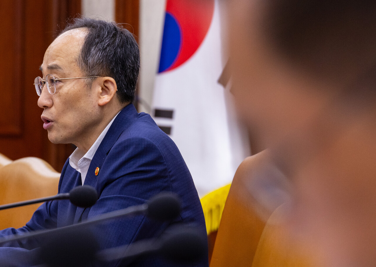 추경호 경제부총리 겸 기획재정부 장관(사진)은 지난 3일 공식 석상에서 "늦어도 10월경부터 수출이 플러스로 돌아서기 시작하는 등 대외가 주력이 되는 경기회복세가 가시화될 것"이라면서 "특히 주력인 반도체는 9월 이후부터 서서히 회복될 것"이라고 전망했다. /연합뉴스