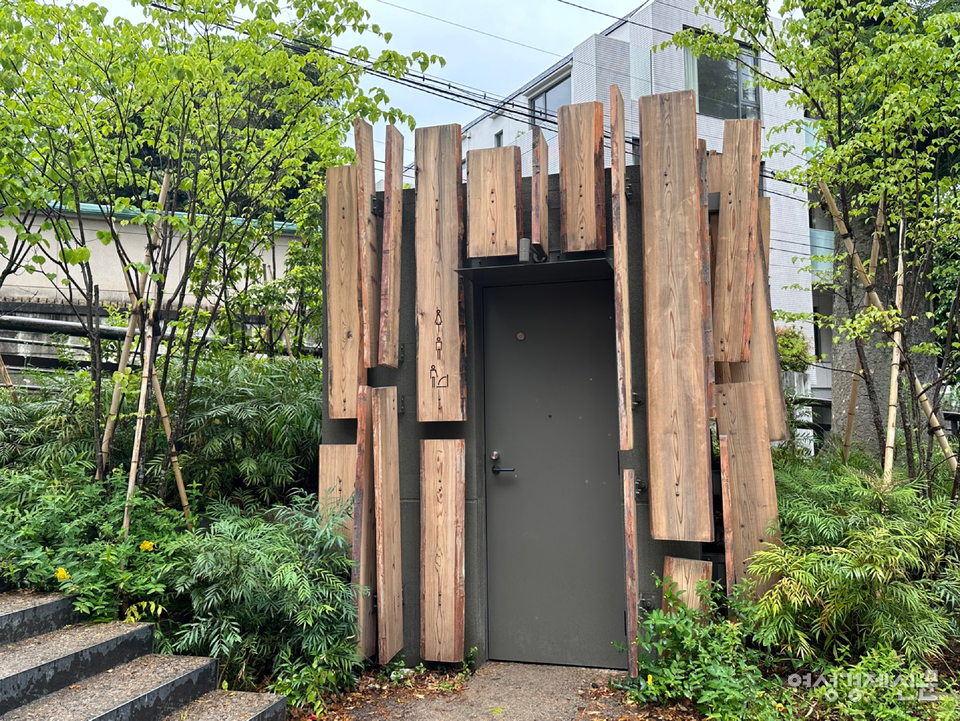 공원 화장실의 외관 /장순주