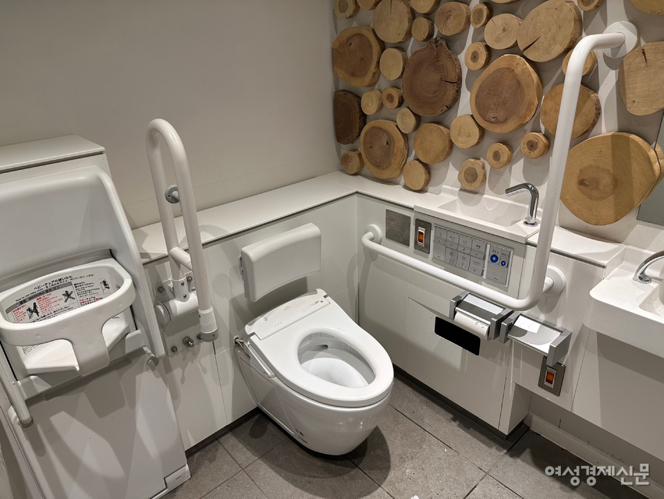 내부도 친환경 테마를 살려 디자인됐다. 변기 옆에는 유아용 의자도 있다. /장순주