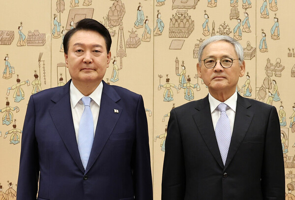 윤석열 대통령이 지난 7월 7일 서울 용산 대통령실 청사에서 유인촌 대통령 문화체육특별보좌관에게 위촉장을 수여한 뒤 기념촬영을 하고 있다. /사진=연합뉴스