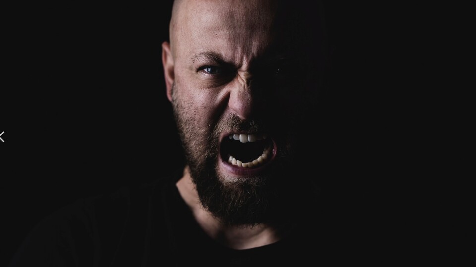 사고의 균형이 깨진 사람은 본인 의견에 반대하는 사람에게 쉽게 분노를 느낀다. /픽사베이