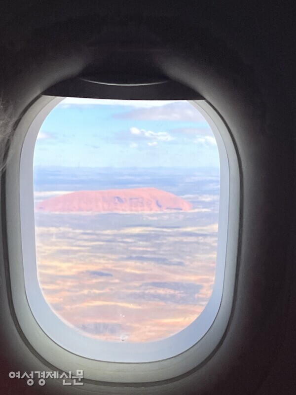 끝없이 펼쳐진 사막을 비행하는 중에 본 울룰루. /사진=박재희