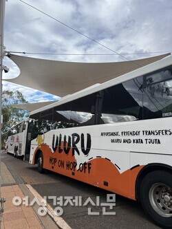 울룰루 카타추타 국립공원 내에서 이동하는 수단으로 개인적으로 차량을 렌트하지 않는다면 셔틀버스 이용을 예약 구매할 수 있다. /사진=박재희