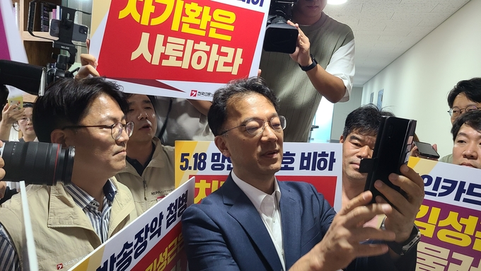 차기환 방송문화진흥회 이사가 지난 5일 첫 출근을 하면서 언론노조와 대치하고 있다. /한국기자협회