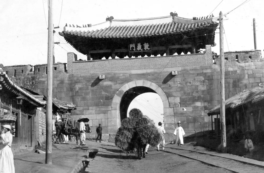 일제시대 철거되기 전의 돈의문의 모습./국가기록원