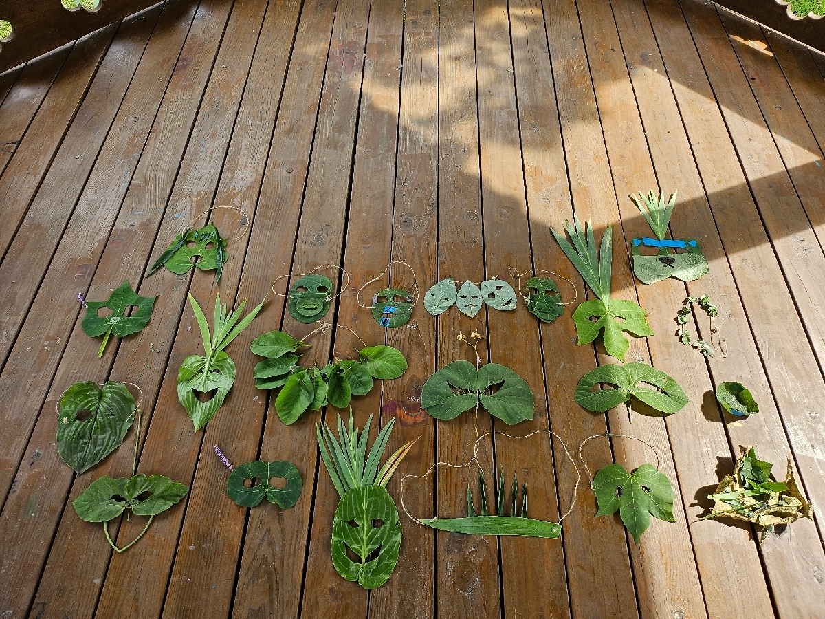 산수유로 유명한 전라남도 구례군 광의면에는 숲속의 작은 학교 광의초등학교가 자리 잡고 있다. 광의초교에는 지역 아이들 23명과 서울에서 유학 온 7명이 함께 배우며 자란다. 사진은 '올챙이 뛰어봐' 시간에 학생들이 나뭇잎으로 만든 작품들. /광의초교 홈페이지