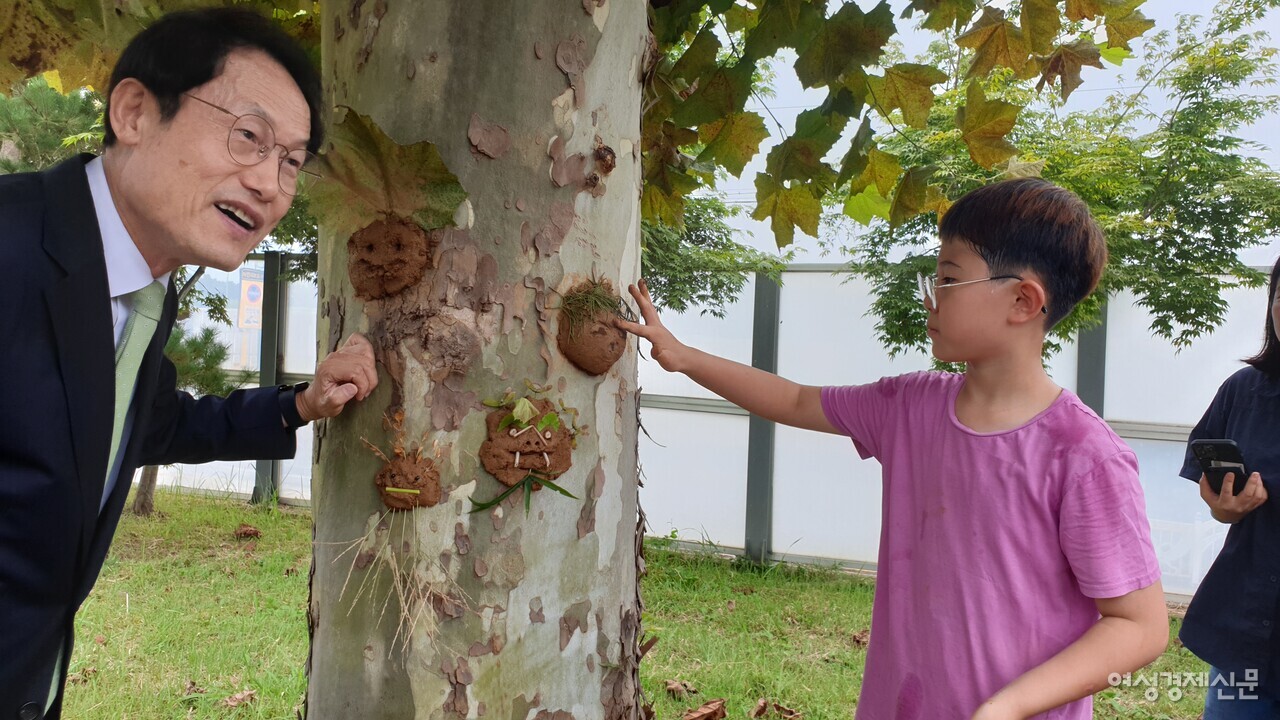 농촌 유학은 도시와 농촌의 상생 확산에 기여할 수 있다. 사진은 광의초 생태학습에 참관한 조희연 교육감. /최주연 기자