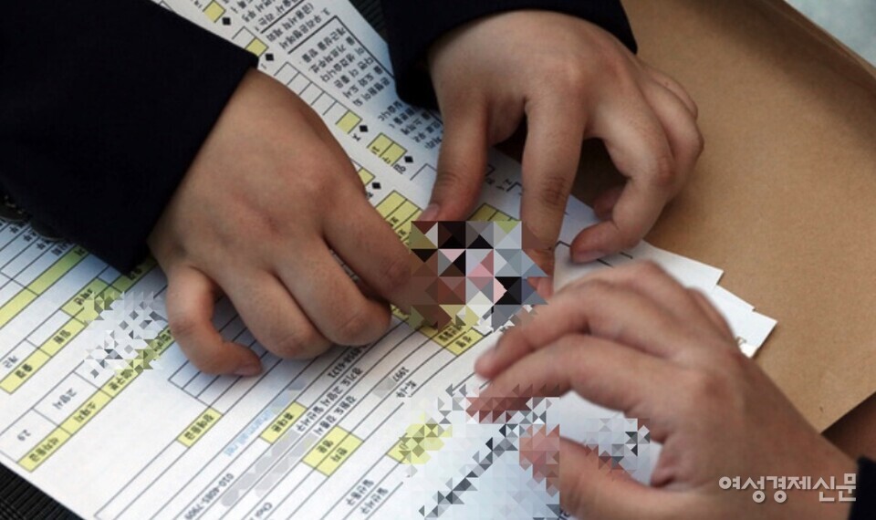 한 요양원 근무 요양보호사 지원자가 이력서에 본인의 사진을 붙이고 있다. /김현우 기자