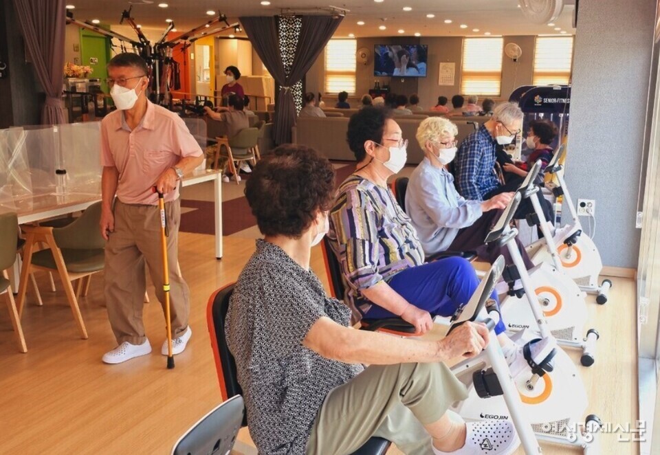 고양시에 위치한 한 주간보호센터에 입소한 어르신들이 운동 프로그램을 수행하고 있다. /김현우 기자