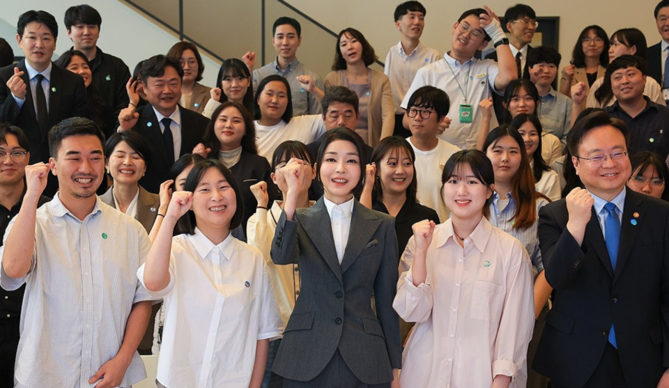 윤석열 대통령 부인 김건희 여사가 15일 서울 중구 커뮤니티하우스 마실에서 열린 '괜찮아, 걱정마' 마음건강을 위한 대화에서 참석자들과 기념촬영을 하고 있다. /연합뉴스