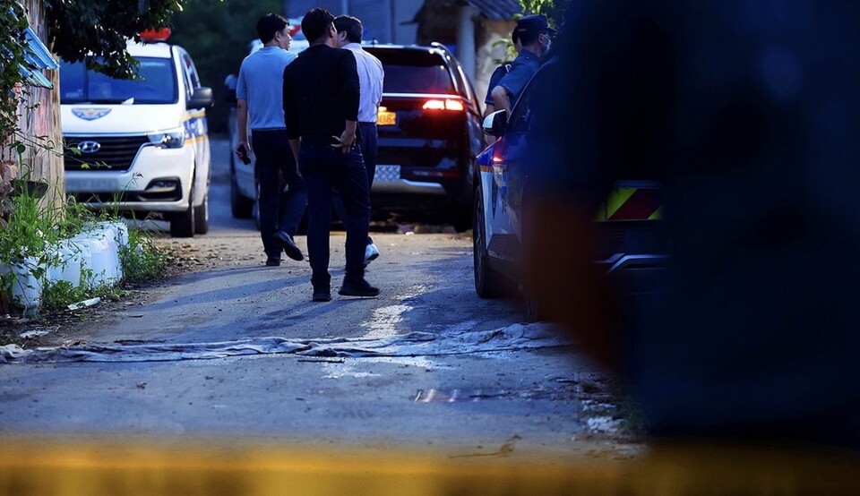 15일 오후 전남 영암군 영암읍 한 주택에서 일가족 5명이 숨진 채 발견돼 경찰이 일대를 통제하고 있다. /연합뉴스