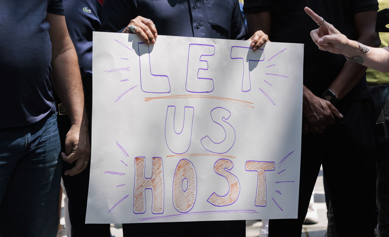 뉴욕을 비롯한 다수의 도시가 에어비앤비의 단기 숙박 제공 서비스에 제동을 걸면서 주택 공급 부족이 해소될 전망이다. 사진은 뉴욕시의 단기 임대법 개정을 요구하는 집주인이 'Let Us Host'라는 플래카드를 들고 시청 밖에서 시위하는 모습. /EPA=연합뉴스