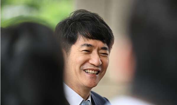 신임 대법원장 후보자인 이균용 서울고등법원 부장판사가 김명수 대법원장을 만나기 위해 지난 8월 23일 서울 서초구 대법원으로 들어서고 있다. /공동취재=연합뉴스