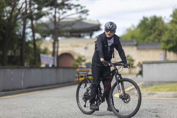  유인촌 문화체육관광부 장관 후보자가 14일 오전 서울 종로구에 마련된 청문회 준비 사무실로 자전거를 탄 채 출근하고 있다. /연합뉴스