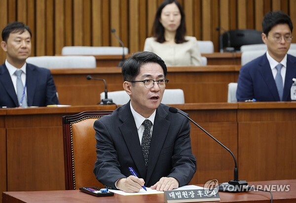 이균용 대법원장 후보자가 19일 국회에서 열린 인사청문회에서 의원 질의에 답하고 있다. /연합뉴스
