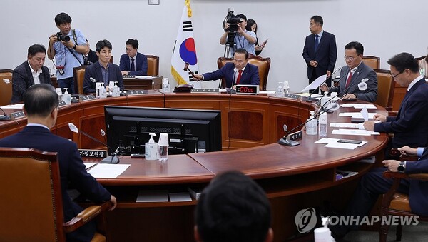 박덕흠 국회 정보위원장이 7일 국회에서 열린 정보위원회 전체회의에서 의사봉을 두드리고 있다. /국회사진기자단=연합뉴스