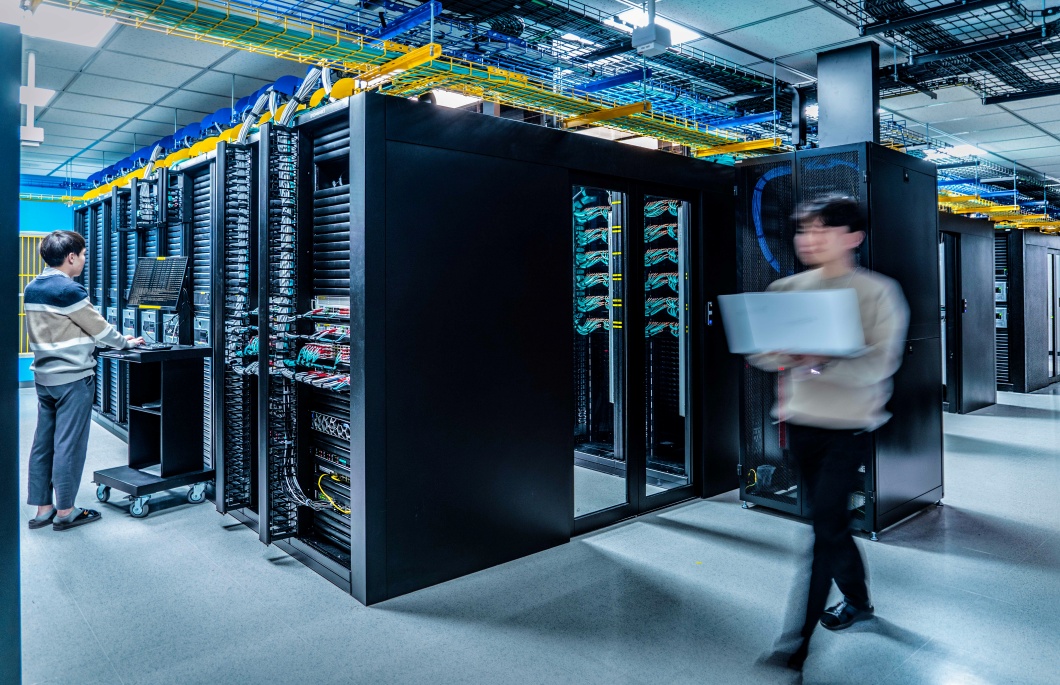 SKT는 2021년부터 슈퍼컴퓨터를 구축해 자체 운영하고 있으며 최근 NVIDIA A100 GPU 1040개로 증설했다. /SK그룹