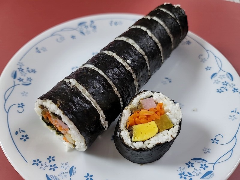 전자레인지에 3분 정도 데운 냉동 김밥, 여느 김밥과 다르지 않은 맛이다. /사진=홍미옥