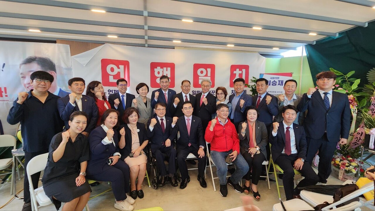 9월 20일 최승재 의원의 마포갑 사무실 개소식에 참석한 관계자들이 기념촬영하고 있다. /여성경제신문DB