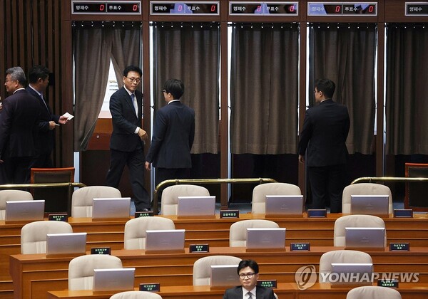 더불어민주당 박광온 원내대표가 21일 국회 본회의장에서 이재명 대표 체포동의안에 대한 투표를 하고 나오고 있다. 아래쪽은 한동훈 법무장관 /연합뉴스
