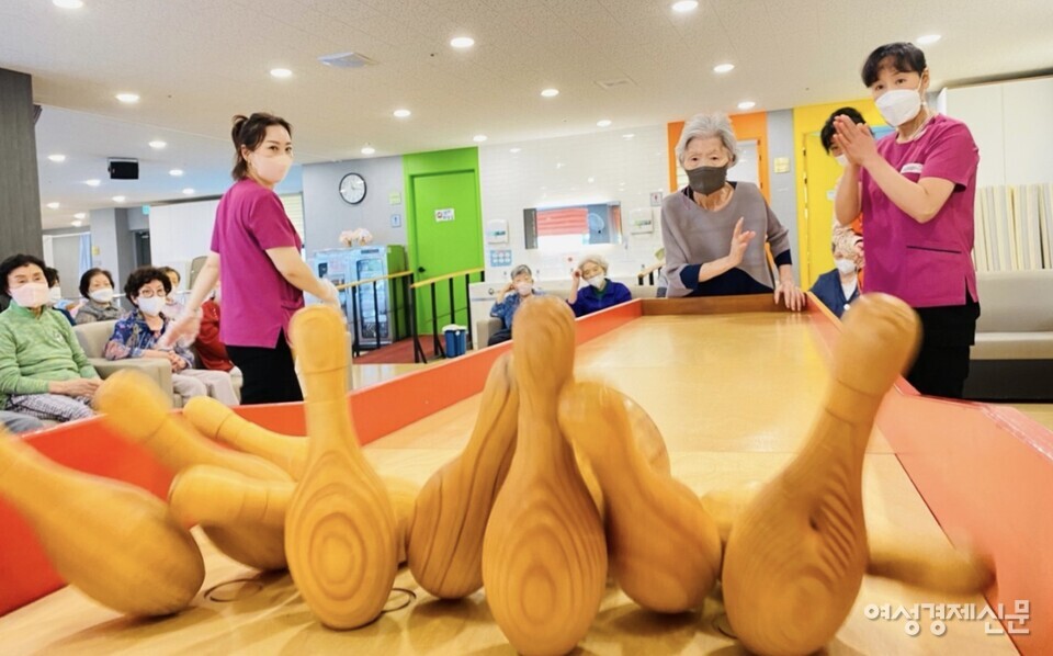 경기도 고양시에 위치한 삼송주간보호센터에 입소한 어르신들이 센터에서 제공하는 프로그램을 즐기고 있다. /여성경제신문