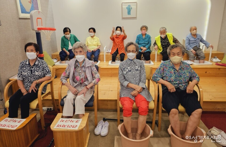 경기도 고양시에 위치한 삼송주간보호센터에 입소한 어르신들이 센터가 제공하는 족욕 프로그램에 참여하고 있다. /여성경제신문