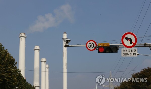 서울 양천구 목동 열병합발전소의 굴뚝 모습. /연합뉴스