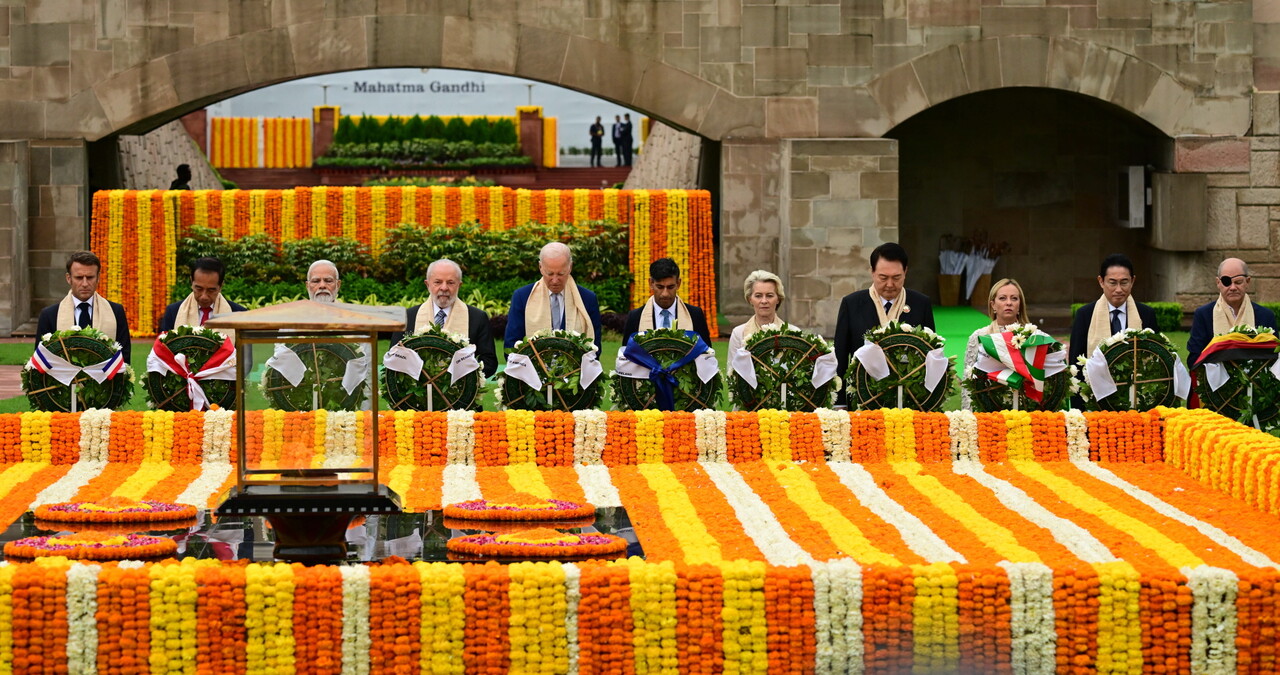 최대 수출국으로 든든했던 중국 시장이 한국 수출 부진이라는 부메랑으로 돌아오고 있다. 1년 전에 비해 수출 감소 폭은 경제협력개발기구(OECD) 국가 중에서는 네 번째로 컸다. 주요 20개국(G20) 사이에서는 불명예 1등을 거머쥐었다. 사진은 G20 정상들과 간디 추모 공원에 헌화하는 윤석열 대통령(오른쪽에서 네 번째). /연합뉴스