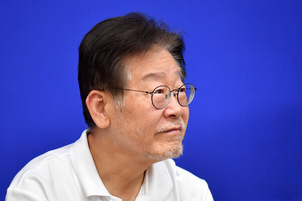 9월 26일은 사상 최초로 야당 대표의 구속 여부를 가를 법원의 구속 전 피의자 심문(영장 심사)이 진행되는 날이다. 지금 친명계(친이재명)의 ‘막가는’ 분위기로 봐서는 이재명 더불어민주당 대표가 구속되더라도 당 지도부가 결재 서류를 들고 자주 구치소를 찾아가는 장면이 연출될 가능성이 높다. 사진은 이 대표의 단식 15일째 모습 /연합뉴스