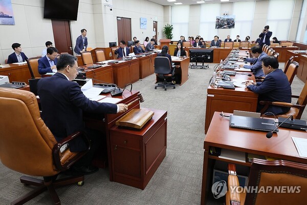 25일 국회에서 열린 국방위원회 청원심사소위원회에서 정성호 위원장이 의사봉을 두드리고 있다. /연합뉴스