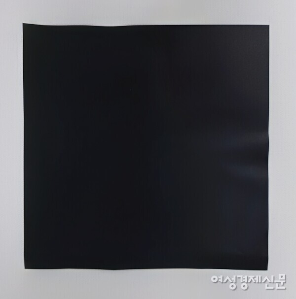 캔버스에 정사각형 검은 색종이를 얹어 사진을 찍었다. 모 미술관 전시에서 본 카지미르 말레비치의 그림 '검은 사각형'과 비슷하게 만들어 보았다. /사진=김정희