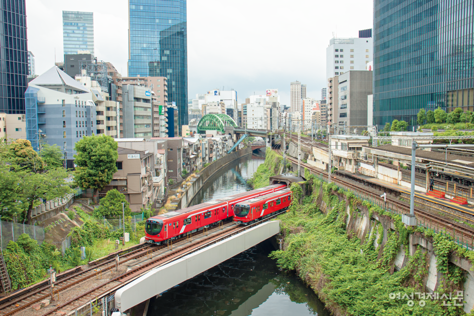 미미즈가 출현하는 지하터널에서 열차 두 대가 엇갈려 지나가고 있다. /김도연
