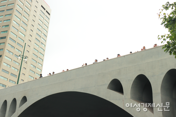 히지리바시 다리 위에서 촬영하는 사람들의 모습 /김도연