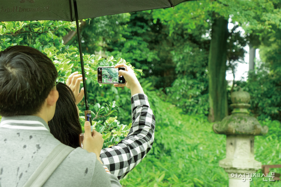 신카이 마코토 감독의 중국 팬 캐씨(25세)씨 그의 남자친구가 영화 배경이 된 장소에서 인증 사진을 찍고 있다. /김도연