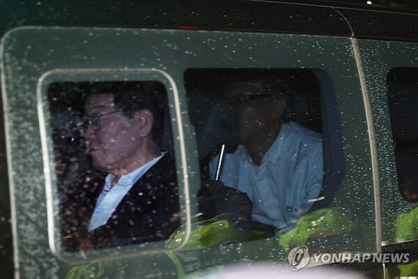 구속 전 피의자 심문(영장심사)을 마친 더불어민주당 이재명 대표가 26일 오후 경기 의왕 서울구치소로 들어가고 있다. /연합뉴스