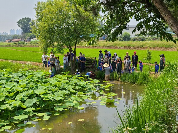 정태성 대표가 농장의 연못에서 농산물과 수서생물의 공생에 관한 교육을 하고 있다. /사진=정태성