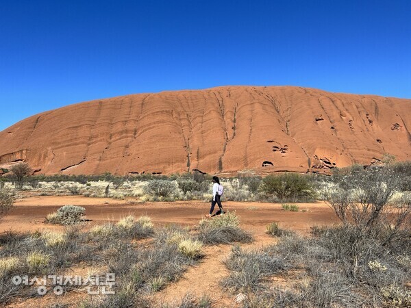울루루(Uluru)를 한 바퀴 도는 베이스 워크는 10.6km 길이로 3~5시간 정도 소요된다. /사진=박재희