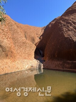 신화와 전설이 가득한 울루루. 연못에는 울루루를 지키는 존재가 있다고 믿는다. /사진=박재희