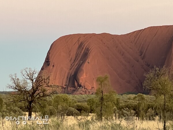 울루루의 바람과 햇살이 만들어내는 소리를 들으며 걷는 베이스 워크. 사진=박재희