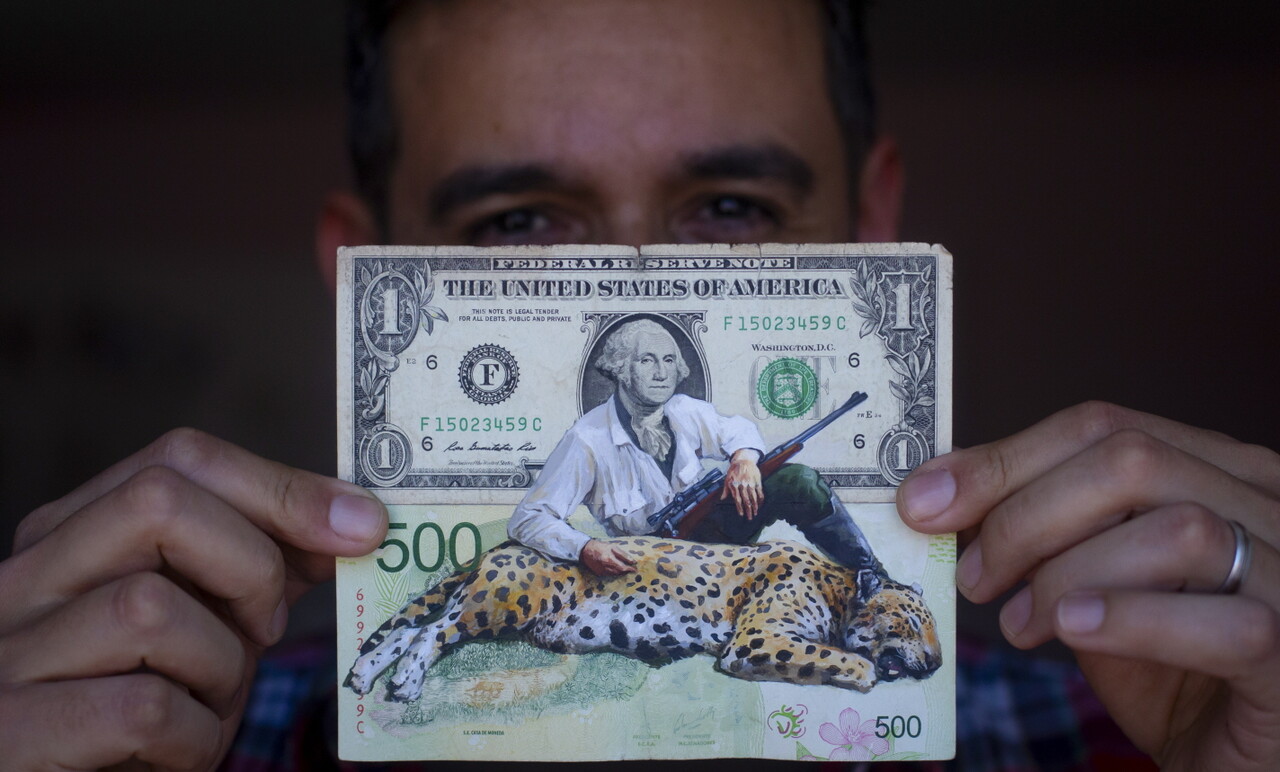 ‘연방준비제도(Fed)의 긴축 기조는 세계 화폐 불안을 지속시킨다’는 명제는 여전히 건재하다. 미국이 금리 인하하지 않으면 환율 요동은 계속된다. 사진은 미국 달러 지폐 안의 조지 워싱턴이 아르헨티나 500페소 지폐에 있는 재규어를 사냥한 모습으로 아르헨티나의 경제 위기를 나타내는 작품. /AP=연합뉴스