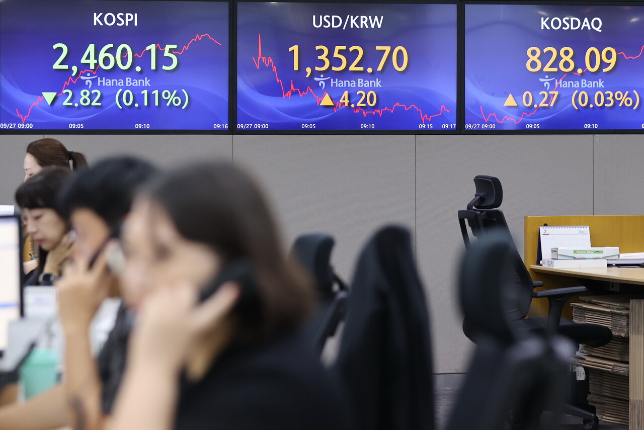 이날 장중 원/달러 환율이 1356.0원까지 치솟자 추경호 부총리 겸 기획재정부 장관은 “특별한 요인 없이 투기적인 흐름이 나타나거나 시장 불안이 심해지면 당국이 대응에 나설 것”이라고 밝혔다. /연합뉴스