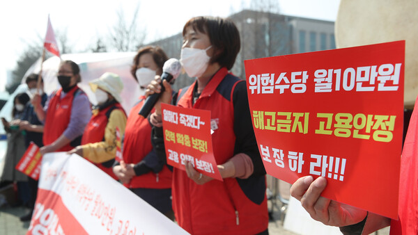 지난 2021년 3월 26일 요양보호사들이 국회에서 처우 개선 촉구 집회를 벌이고 있다. 2008년 노인장기요양보험 제도 도입 13년 만에 처음으로 거리로 나온 것이다. /연합뉴스