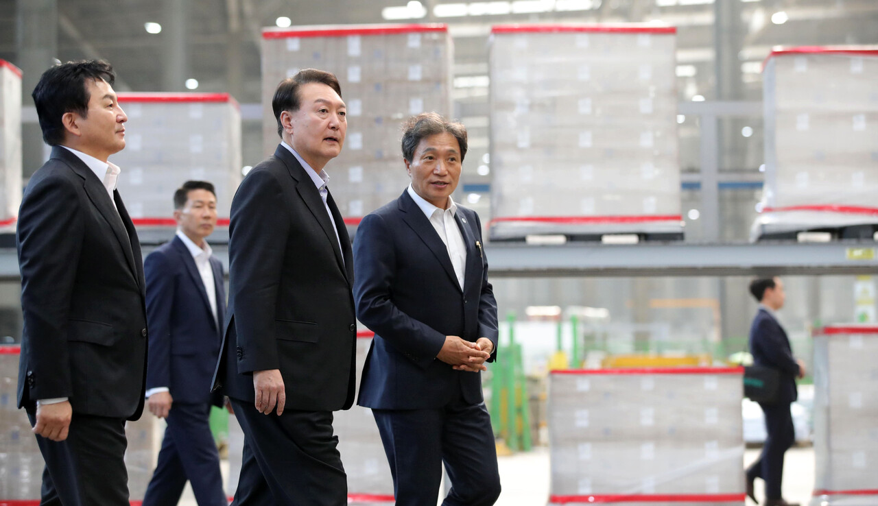 지난달 무역수지도 흑자를 기록하며 지난 6월 이후 넉 달 연속 흑자를 기록했다. 정부는 수출이 플러스 전환 기로에 있다고 평가했다. 윤석열 대통령(사진)이 추석 연휴 첫날(28일) 인천국제공항 화물 터미널의 근로자를 찾아 격려하는 모습은 정부의 첫 번째 과업이 수출이라는 점을 상기시킨다. /연합뉴스